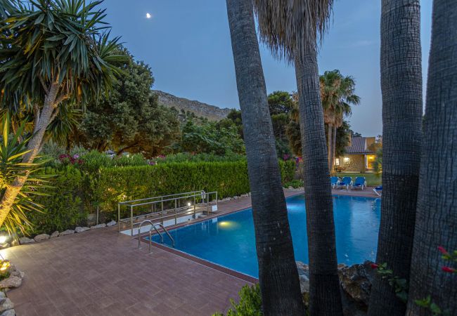 Villa en Cala San Vicente - FORMOSA. Una de las villas más exitosas. Impresionante jardín Villa en Cala San Vicente - FORMOSA. Una de las villas más exitosas. Impresionante jardín