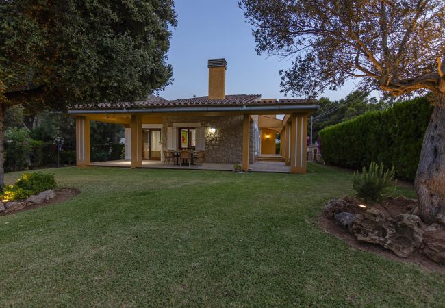 Villa en Cala San Vicente - FORMOSA. Una de las villas más exitosas. Impresionante jardín Villa en Cala San Vicente - FORMOSA. Una de las villas más exitosas. Impresionante jardín