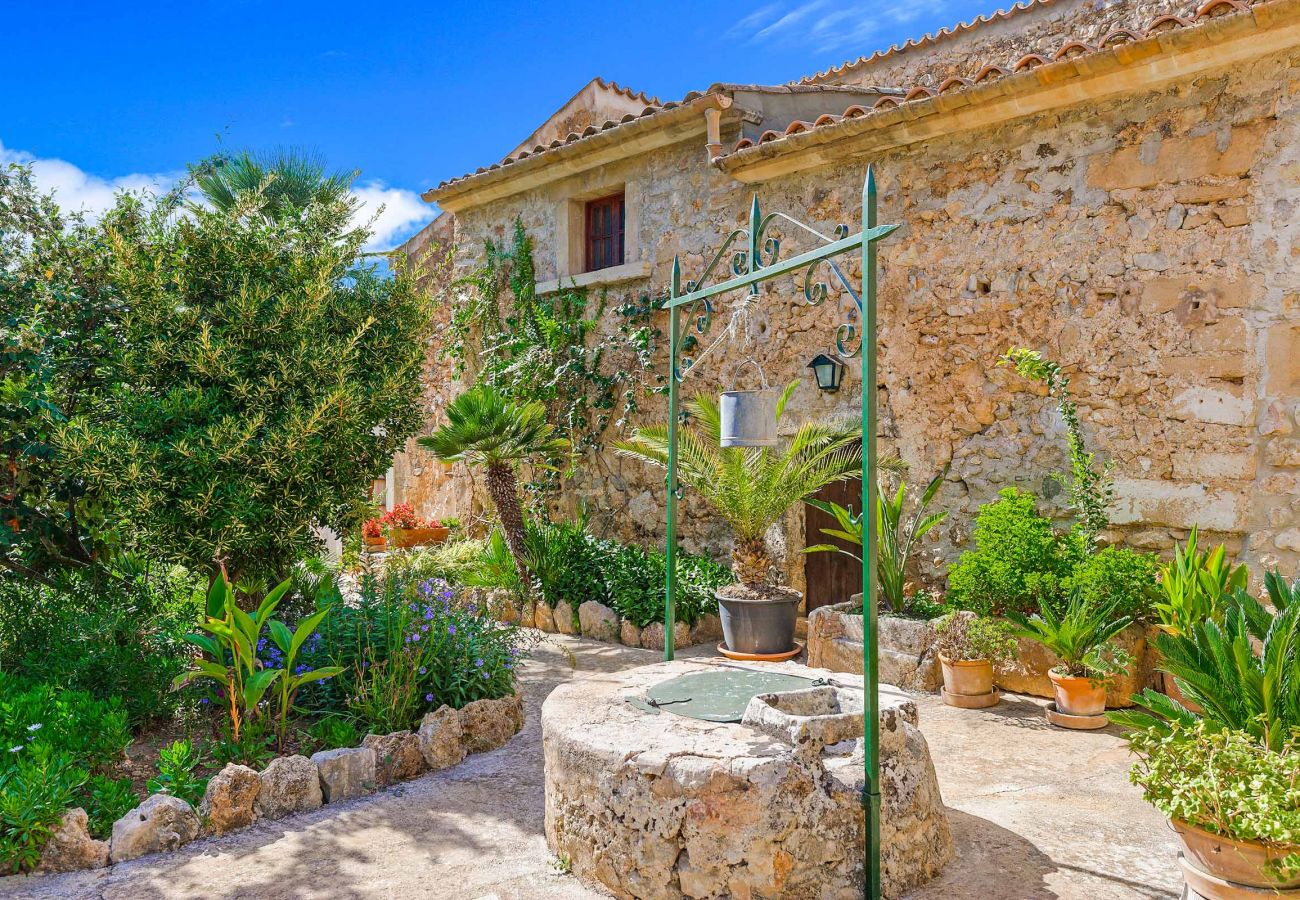 Villa en Cala San Vicente - OLIVA (VICH). En 1775, una almazara. Hoy, su esencia pervive