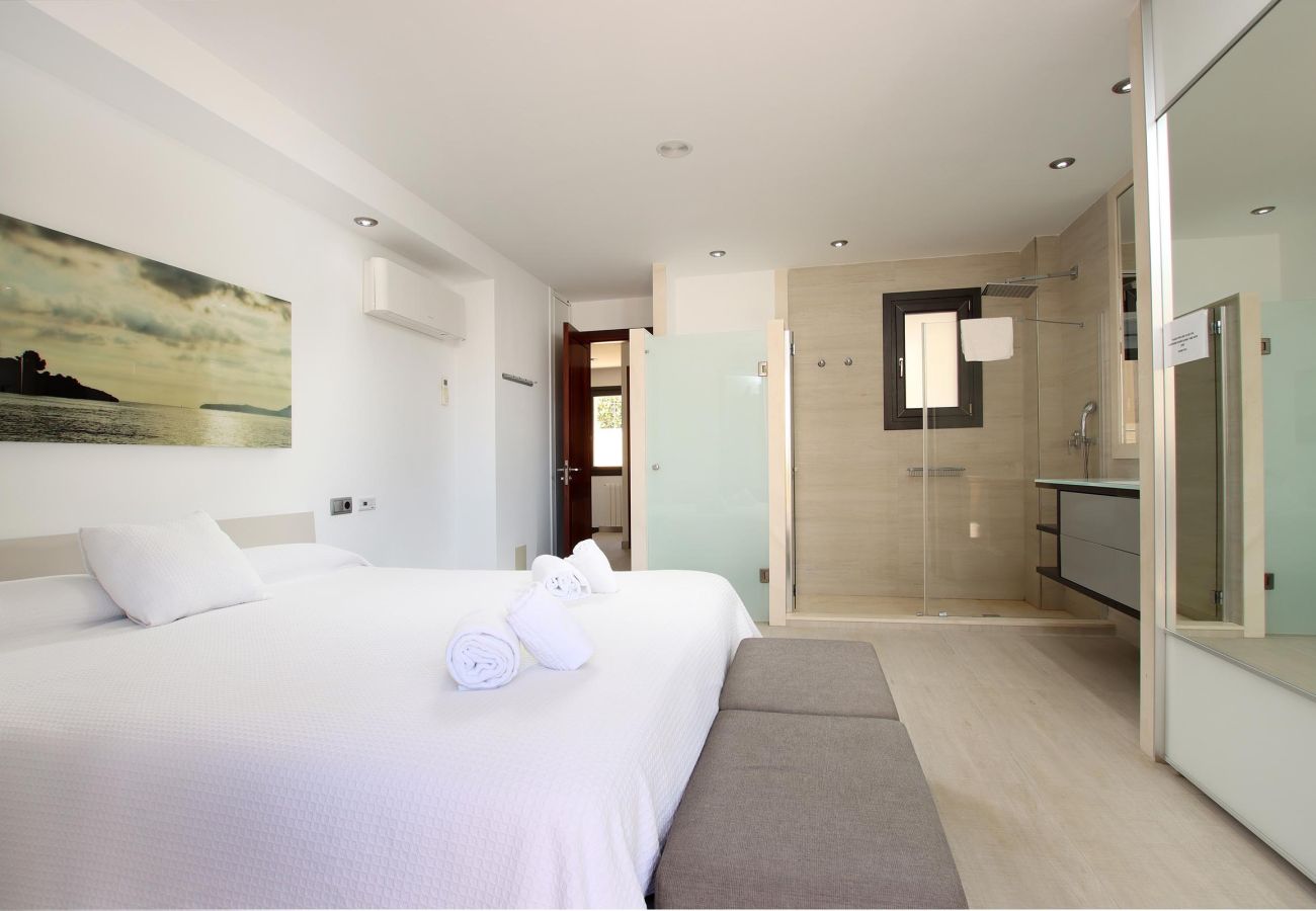 Villa en Cala Sant Vicenç - CAVALL , bonita villa en el centro de Cala Sant Vicenç