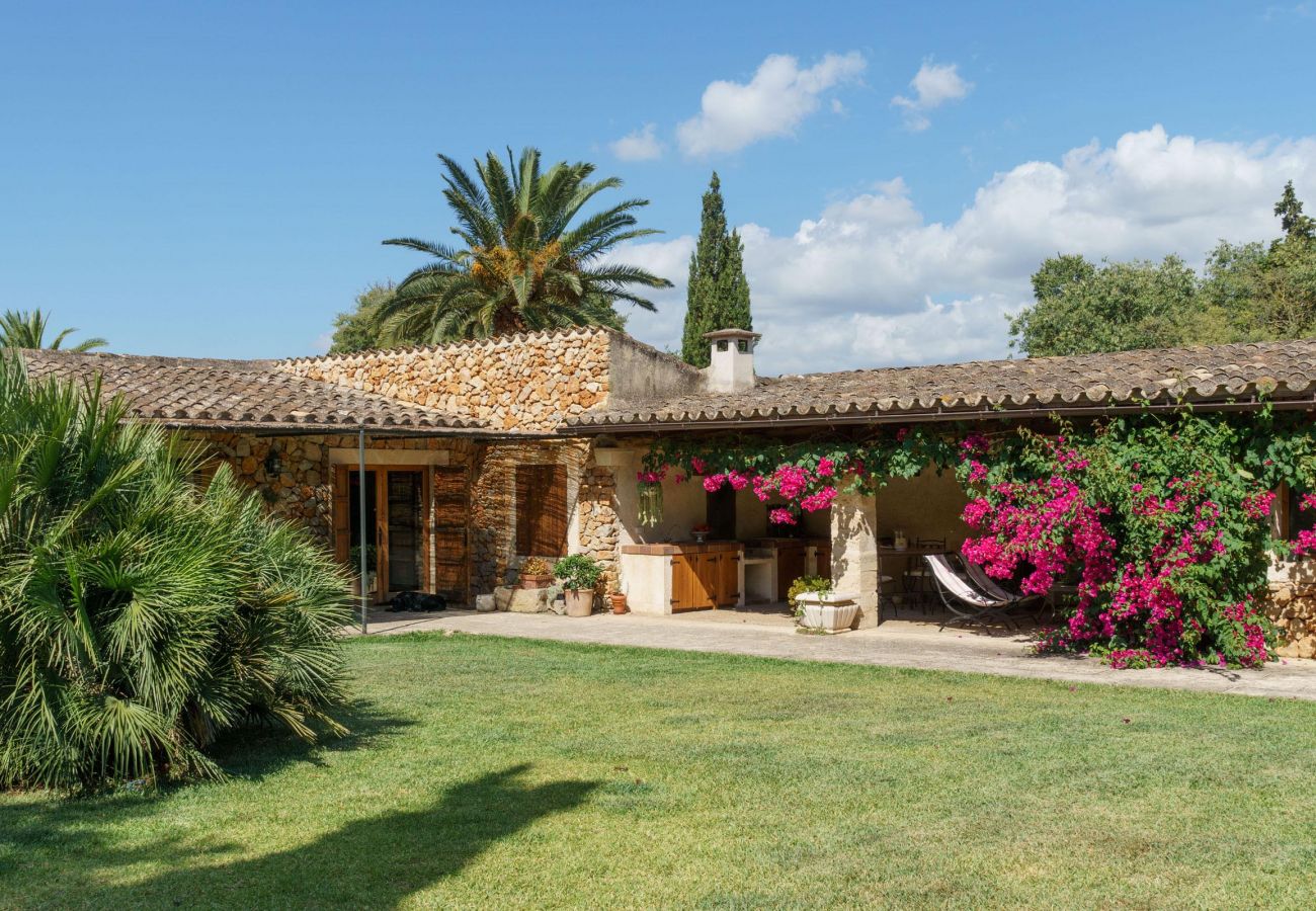 Villa in Buger - AMENGUAL. Character and taste close to Buger