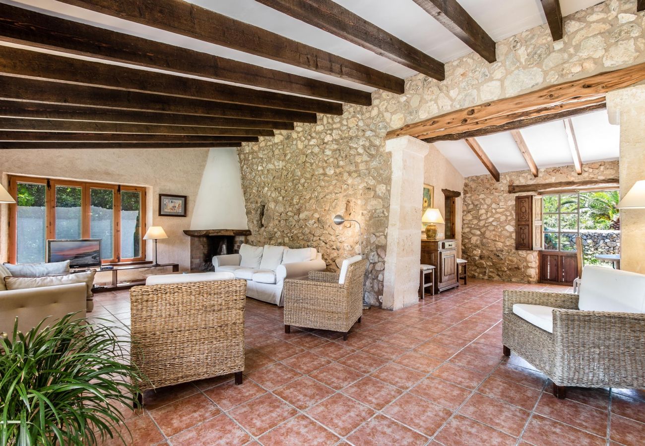 Villa in Buger - AMENGUAL. Character and taste close to Buger